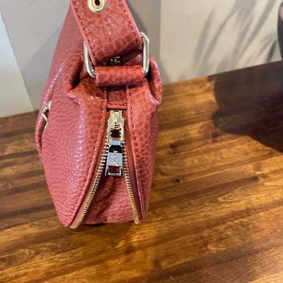 NWT MODA NYUS textured faux leather purse with additional handle. - Picture 6 of 6